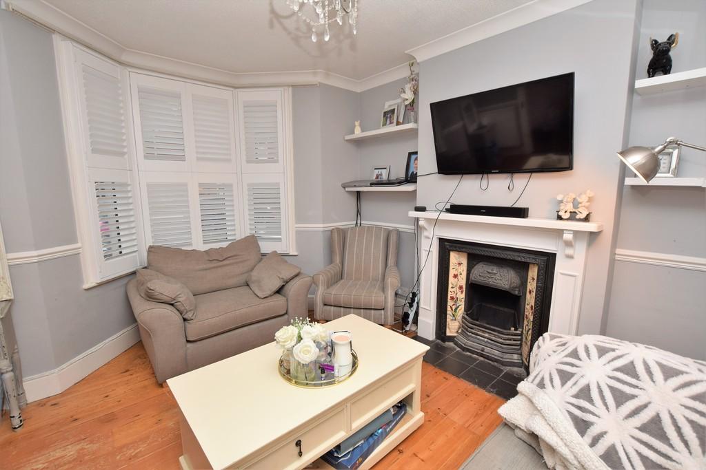 Hamilton Road, Colchester, Essex, CO3 3DZ 3 bed semidetached house £
