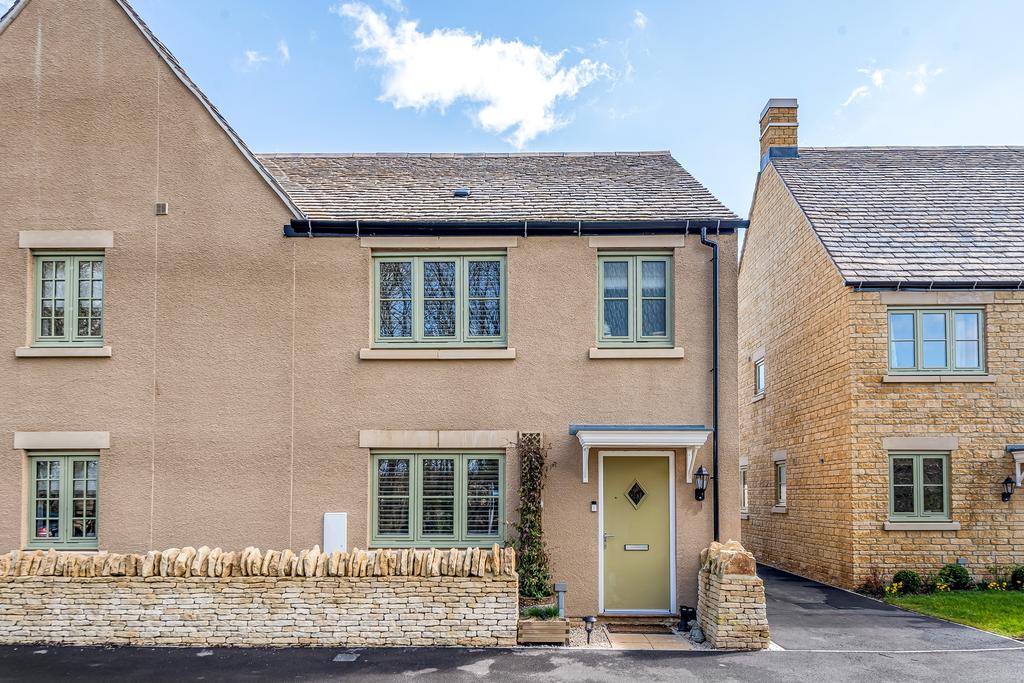 Viking Drive, Moreton in Marsh, Gloucestershire 3 bed semidetached