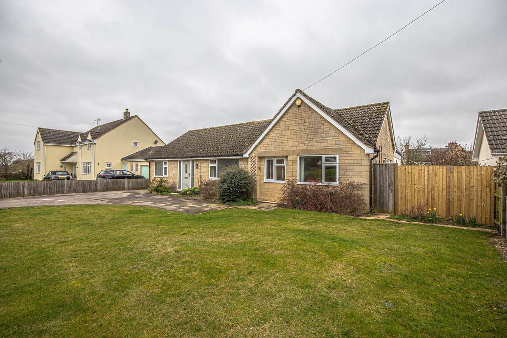 Foxley Road, Malmesbury 4 bed detached bungalow £2,000 pcm (£462 pw)