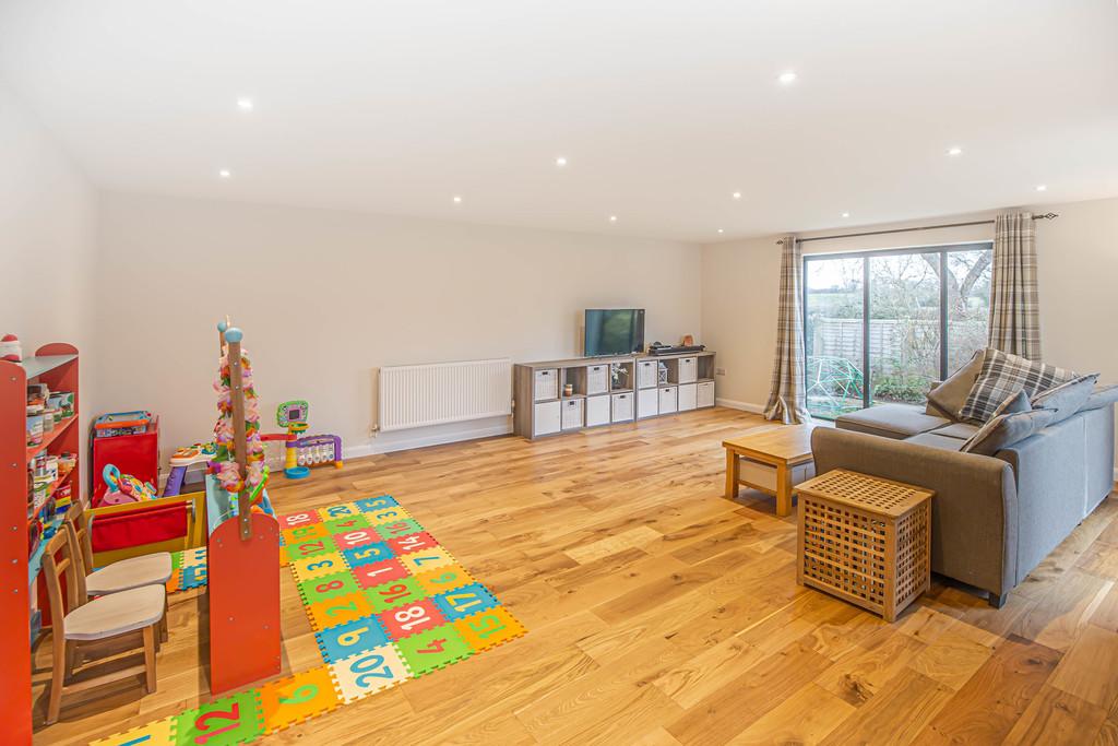 Foxley Road, Malmesbury 4 bed detached bungalow £2,000 pcm (£462 pw)
