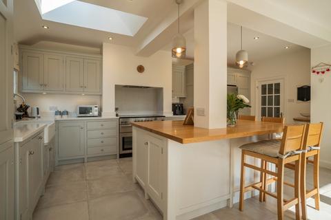 11 Gatesden Road, Fetcham, Leatherhead, KT22 9QW