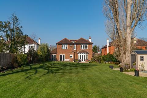 11 Gatesden Road, Fetcham, Leatherhead, KT22 9QW