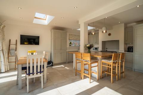 11 Gatesden Road, Fetcham, Leatherhead, KT22 9QW