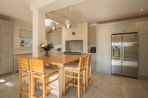 11 Gatesden Road, Fetcham, Leatherhead, KT22 9QW