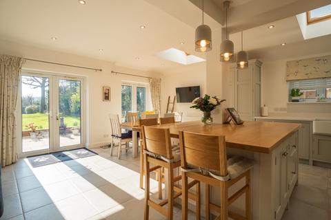 11 Gatesden Road, Fetcham, Leatherhead, KT22 9QW