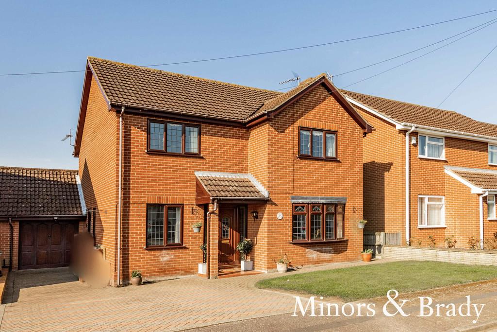 The Chase, Blofield 4 bed link detached house £450,000