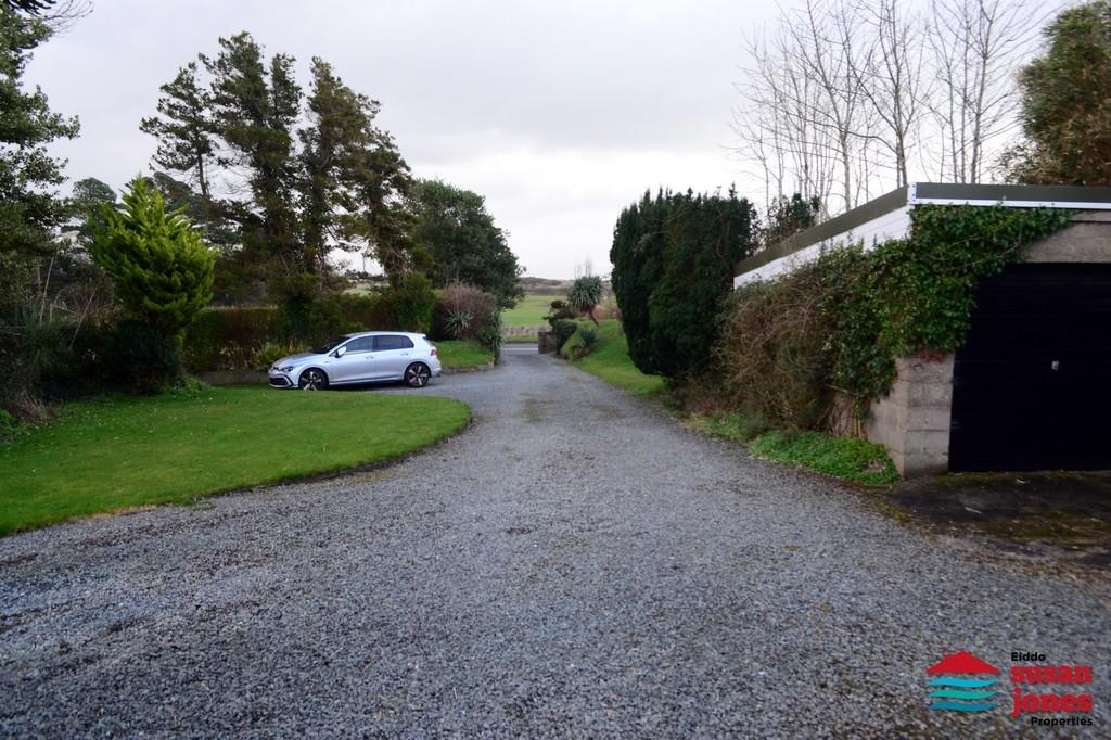 Ynys Bach drive and garage
