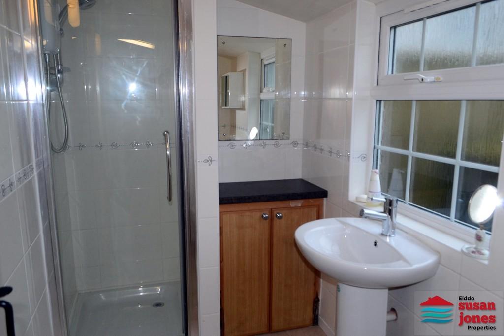Tyddyn Isaf shower room