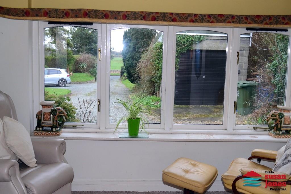 Lounge window seating