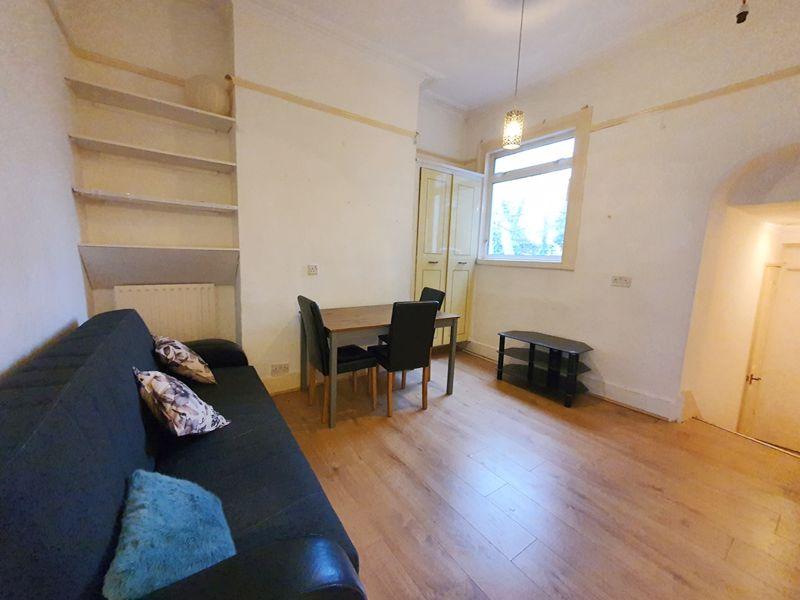 Mayflower Road,Clapham North, London 2 bed flat £1,650 pcm (£381 pw)