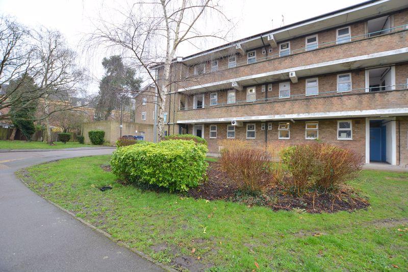 Grove Avenue, Pinner 1 bed apartment to rent £1,050 pcm (£242 pw)