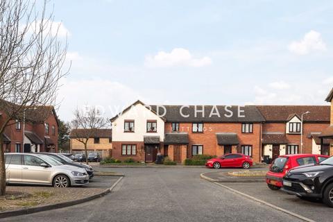 3 bedroom terraced house to rent, Trafford Close, Hainault, IG6