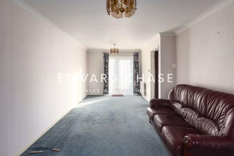 3 bedroom terraced house to rent, Trafford Close, Hainault, IG6