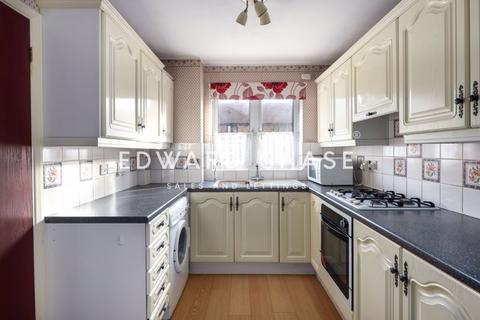 3 bedroom terraced house to rent, Trafford Close, Hainault, IG6