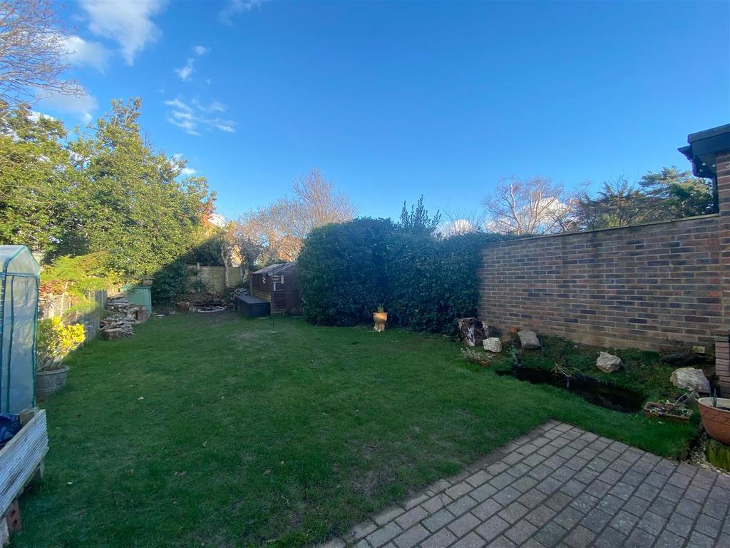 46 Pembroke Avenue, West Worthing 3 bed flat £400,000