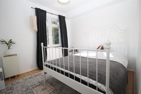 76 Vellum Drive, Carshalton, SM5 2TS
