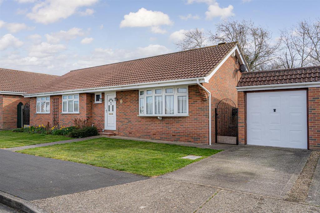 St. Margarets Close, Seasalter... 3 bed bungalow £1,600 pcm (£369 pw)