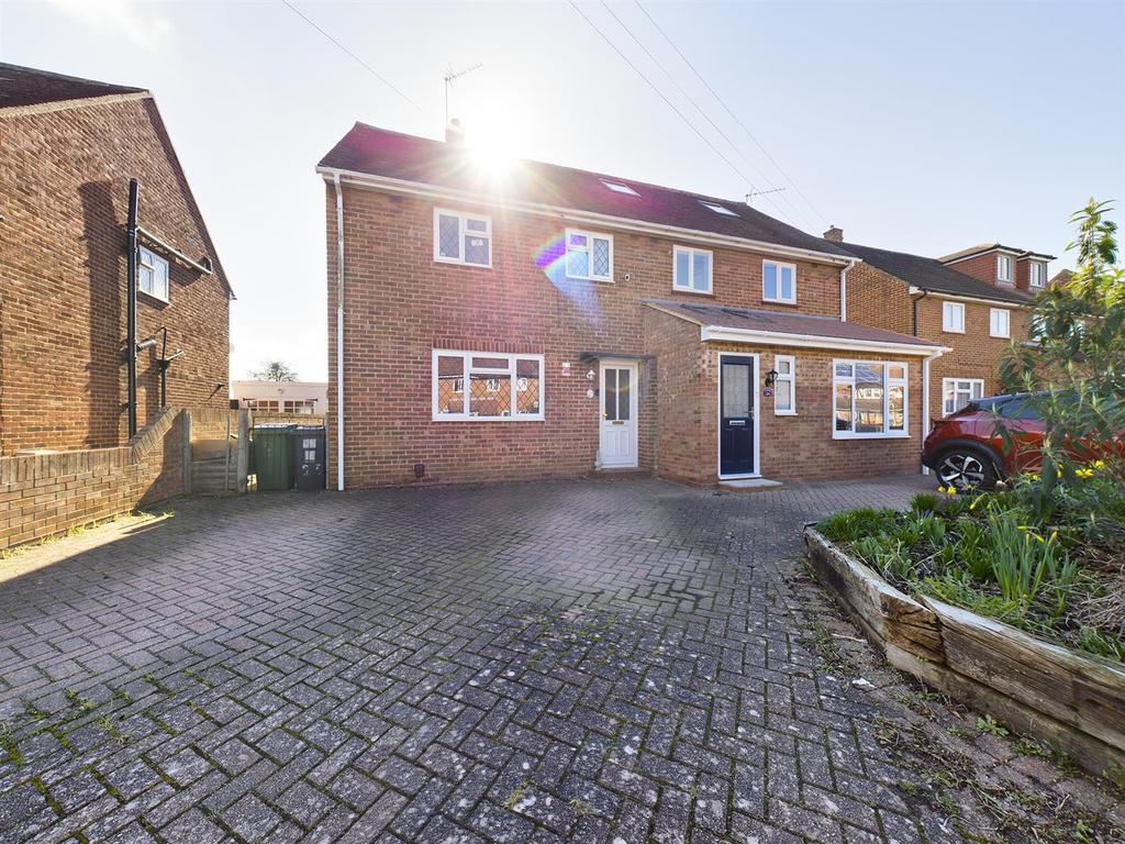 Hillary Road, Basingstoke 4 bed semidetached house £400,000