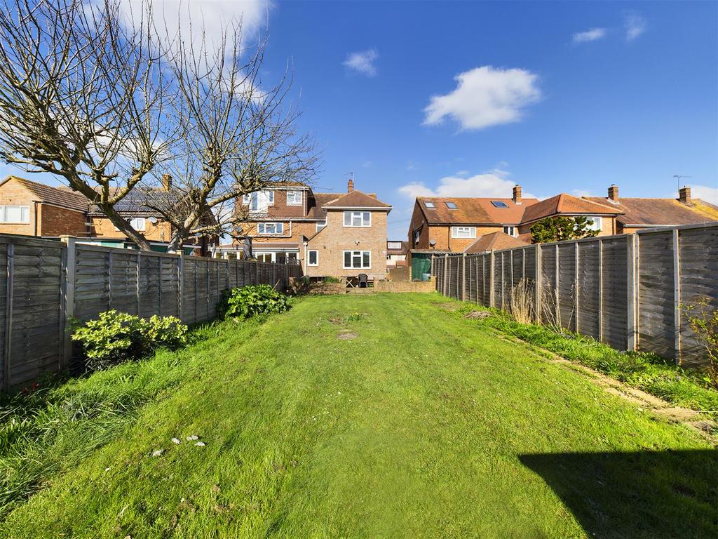 Hillary Road, Basingstoke 4 bed semidetached house £400,000
