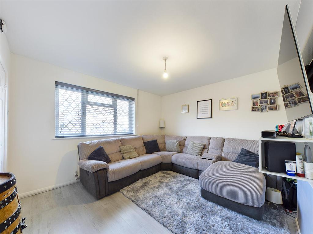 Hillary Road, Basingstoke 4 bed semidetached house £400,000