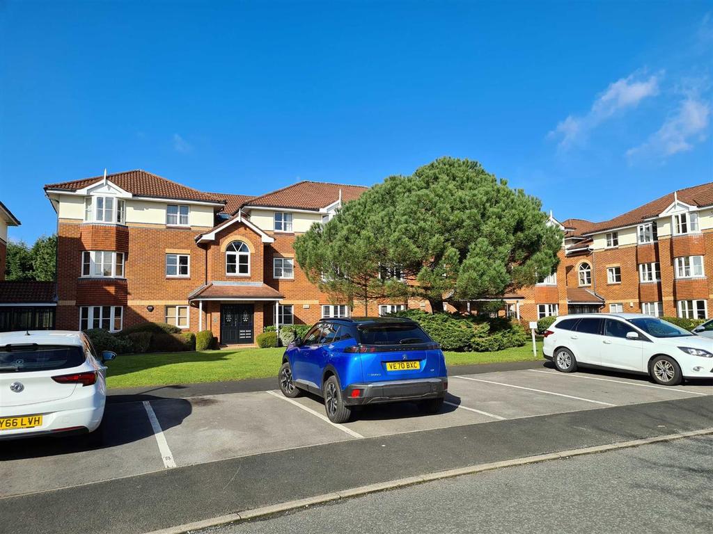 Summerfield Village Court, WILMSLOW 2 bed apartment £895 pcm (£207 pw)