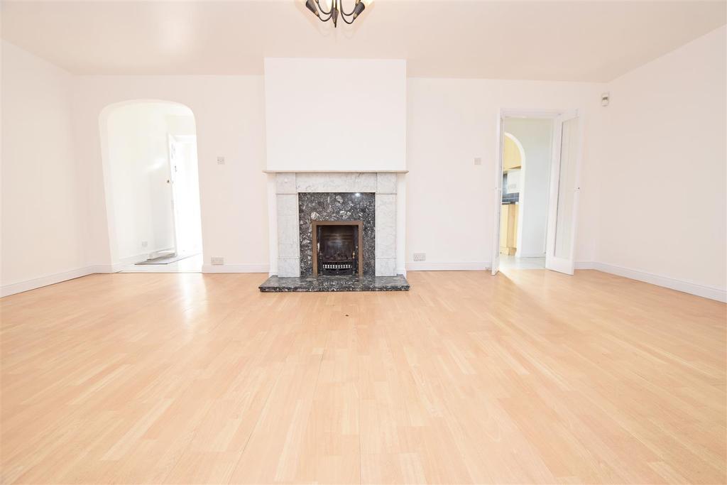 Longford Close, Hampton Hill 3 bed semidetached house £2,150 pcm (£