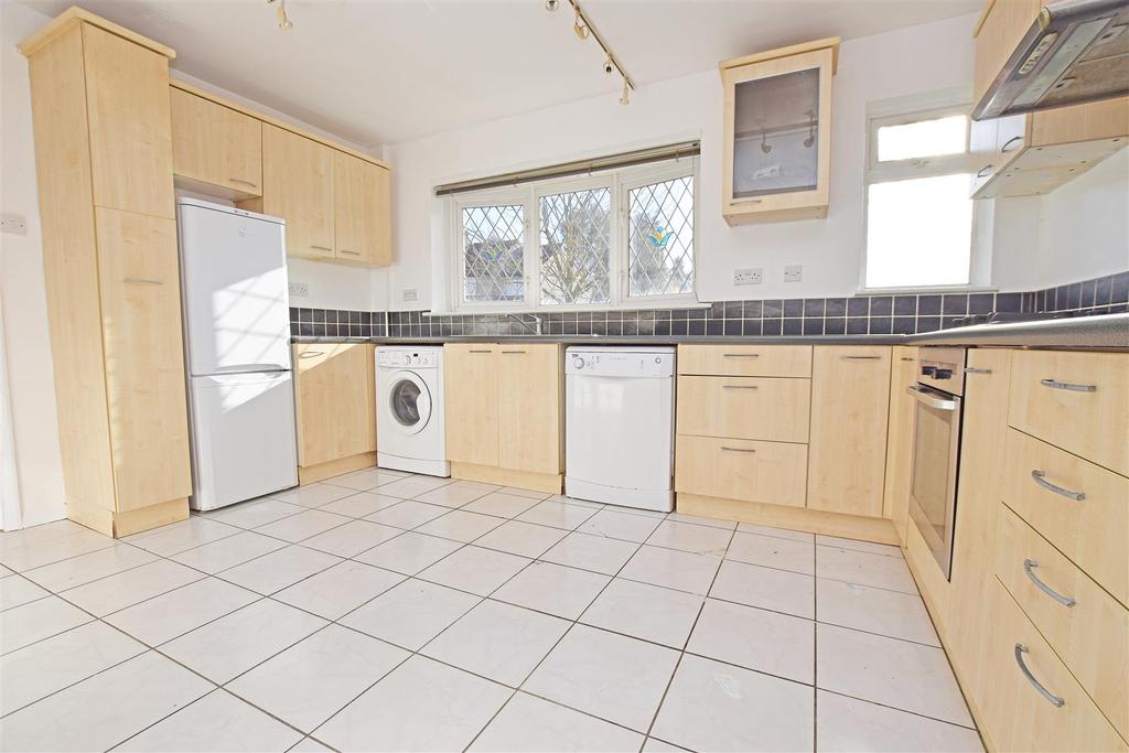 Longford Close, Hampton Hill 3 bed semidetached house £2,150 pcm (£