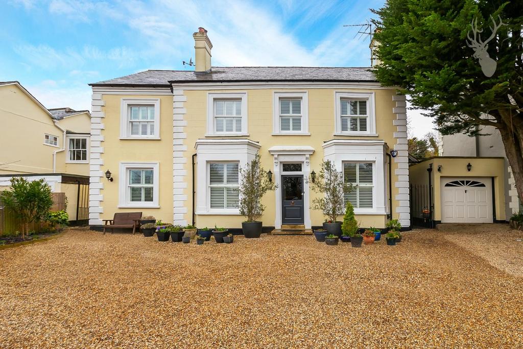 Piercing Hill, Theydon Bois, Epping 5 bed detached house £7,000 pcm