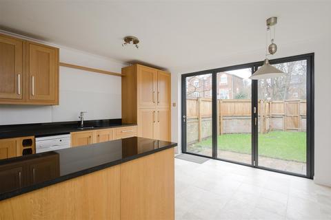 2 Amber Court, 100 Richmond Road, London, SW20 0PD