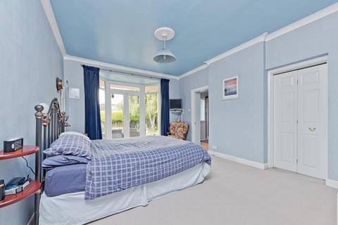 17 West Mead, Epsom, KT19 0BJ