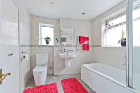 17 West Mead, Epsom, KT19 0BJ