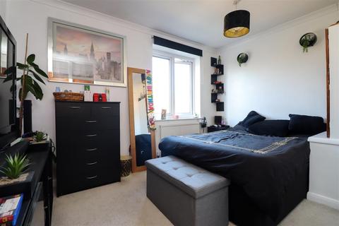 89 Drake Close, Horsham, RH12 5UD