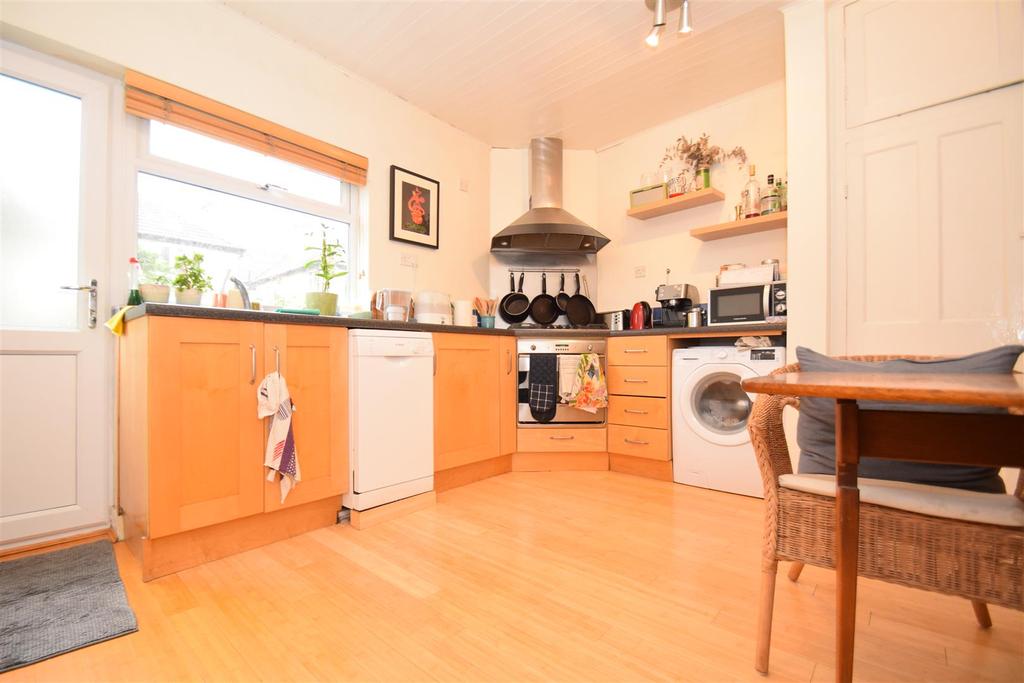 Sidney Road, St Margarets village 2 bed £1,700 pcm (£392 pw)