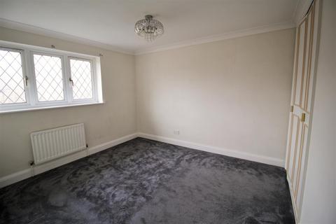 12 Bluegates, Ewell, Epsom, KT17 2SA