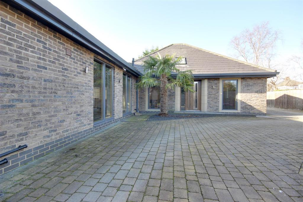 Carr Lane, Willerby 5 bed detached bungalow £600,000