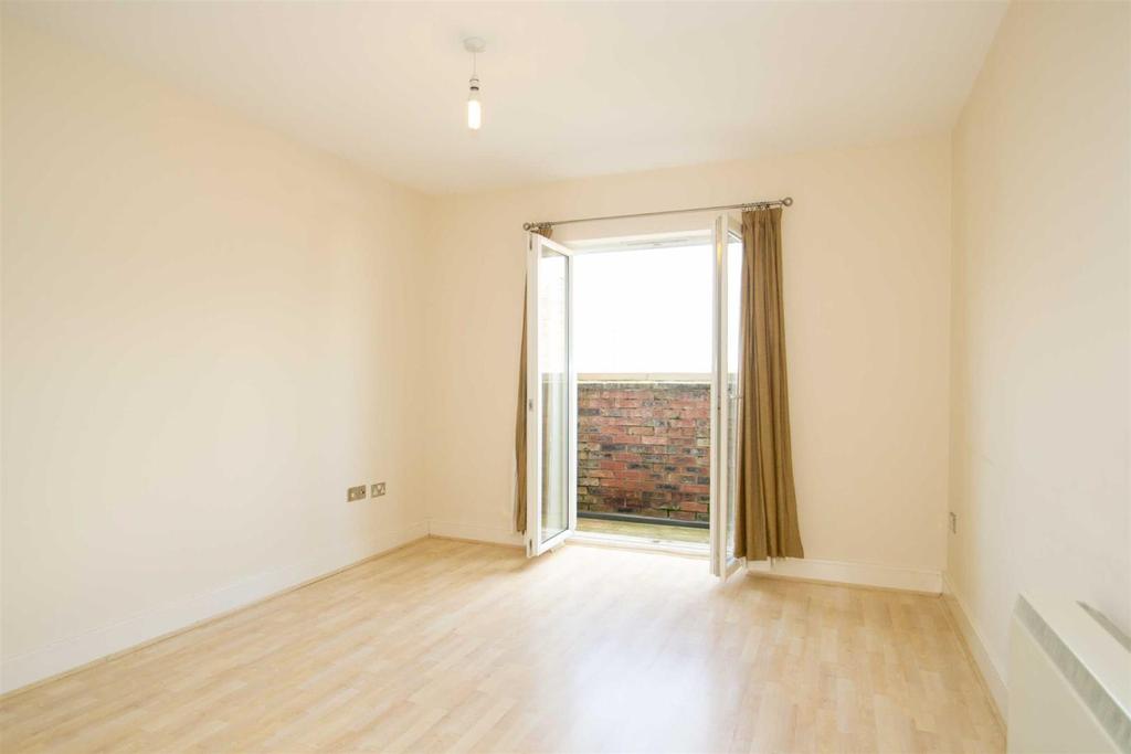 Heron House, James Street 2 bed apartment £895 pcm (£207 pw)
