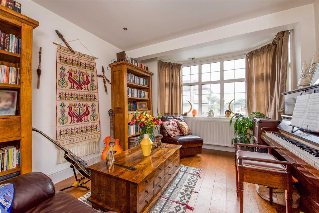 Devon Avenue, Twickenham 4 bed terraced house £775,000