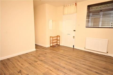 2 bedroom maisonette to rent, Whitehorse Road, Croydon, CR0