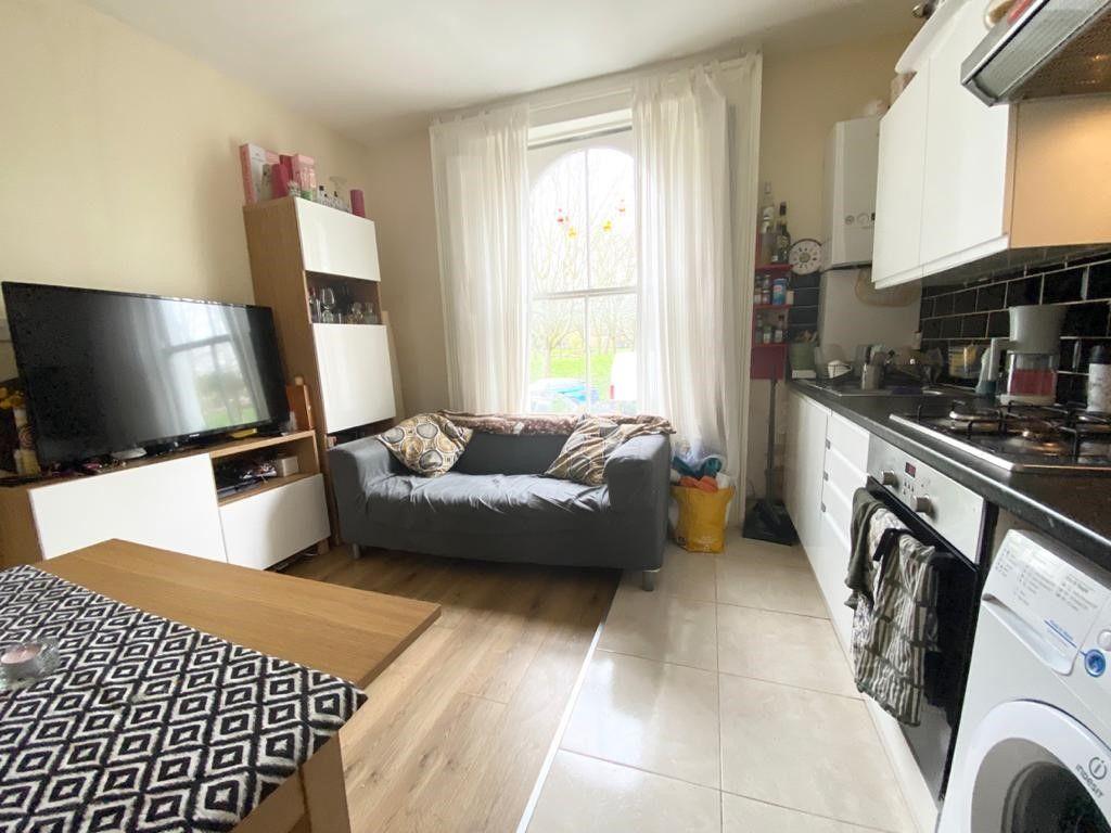 2 9 Cobourg Road, London SE5 0HT 1 bed flat £1,200 pcm (£277 pw)