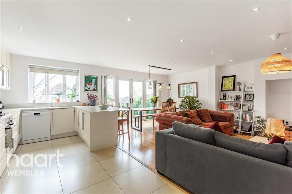 Wickliffe Gardens, HA9 5 bed detached house £3,750 pcm (£865 pw)