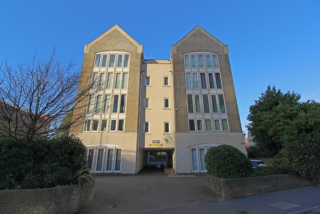 Serpentine Road, Poole 2 bed apartment £1,100 pcm (£254 pw)
