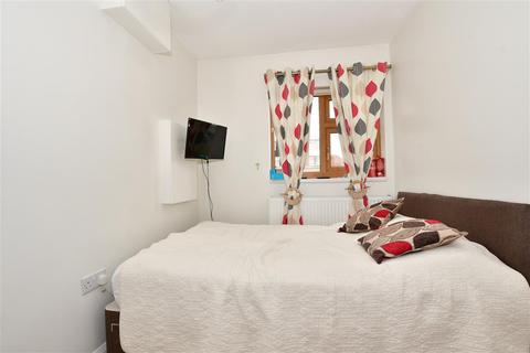 29 Roycroft Close, London, E18 1DZ