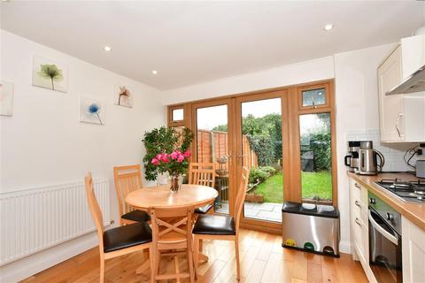 29 Roycroft Close, London, E18 1DZ