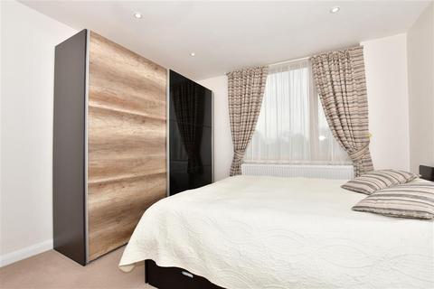 29 Roycroft Close, London, E18 1DZ