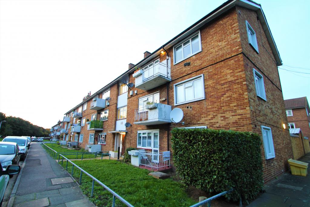 Ramsay Gardens, Romford 2 bed flat £1,250 pcm (£288 pw)