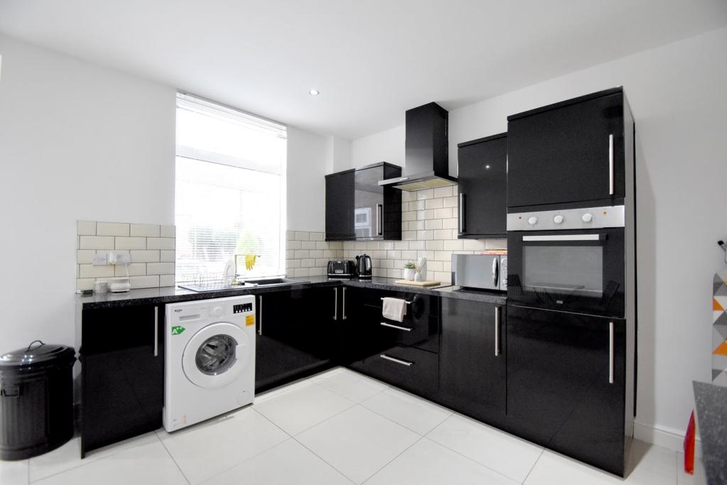 Hugh Street, Castleford 3 bed terraced house £675 pcm (£156 pw)