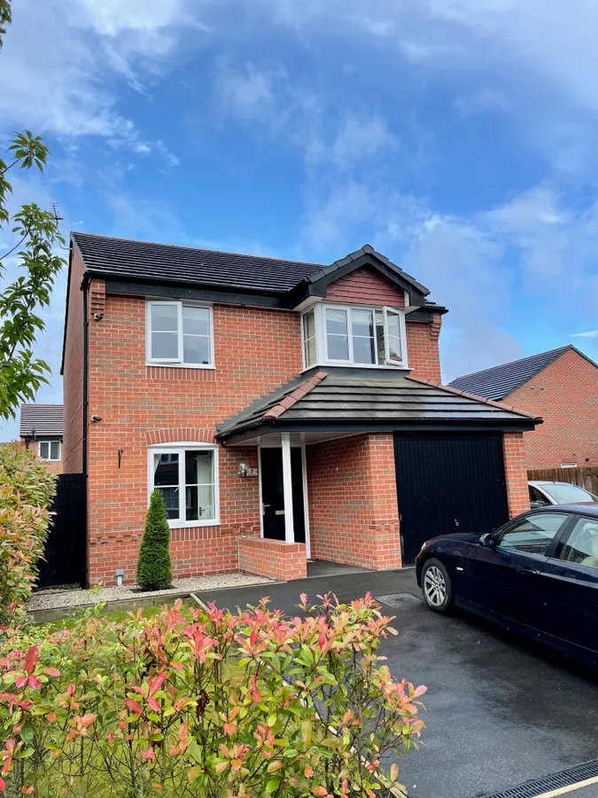 Simmons Close, St. Helens WA10 3 bed detached house £1,150 pcm (£265 pw)