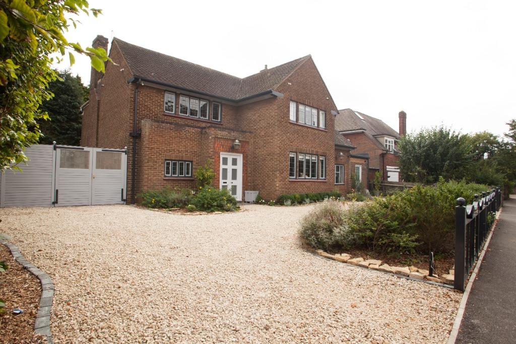 Headlands, Kettering, NN15 4 bed detached house £2,300 pcm (£531 pw)