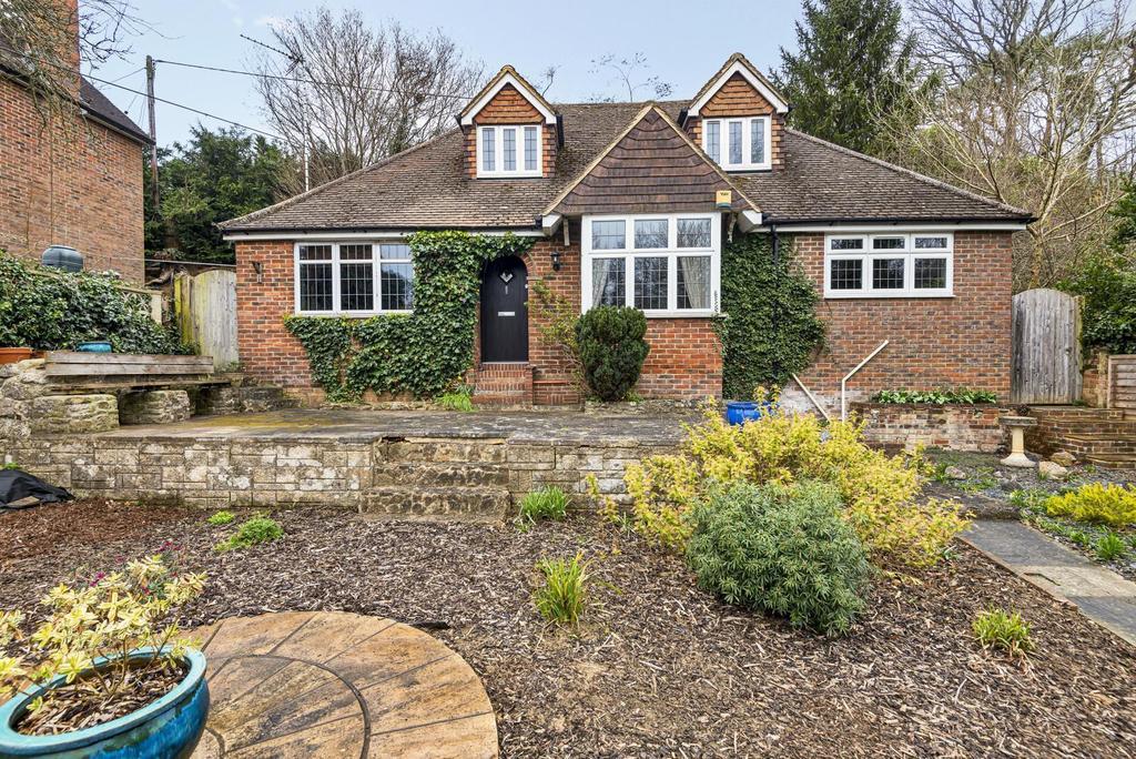 Portsmouth Road, Godalming, GU7 3 bed detached house £625,000