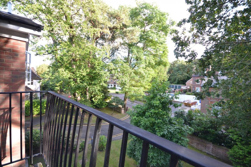 Warren Court, Elgin Road, Weybridge, KT13 2 bed penthouse £1,400 pcm